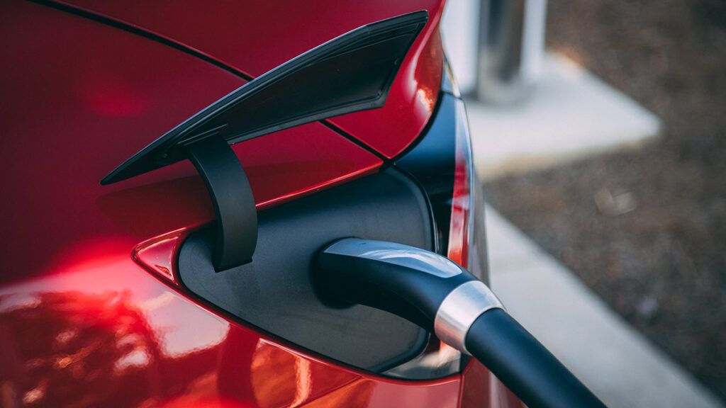 Auto elettrica in ricarica