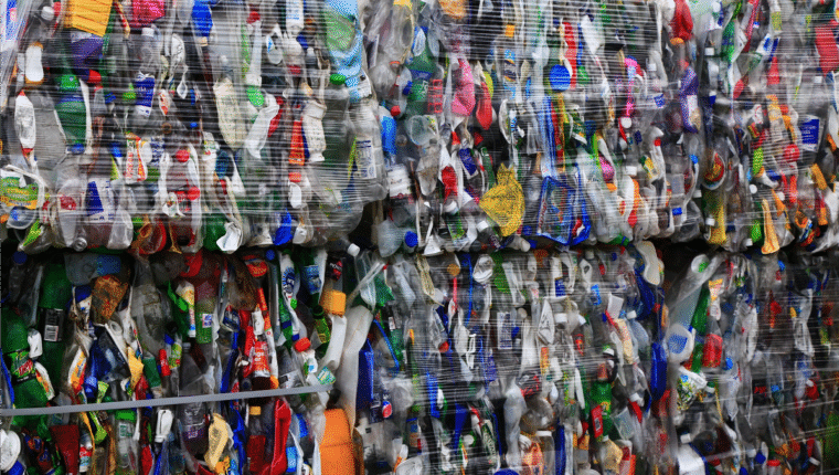 Imballaggi di plastica riciclata: un esempio italiano di economia circolare - immagine di copertina