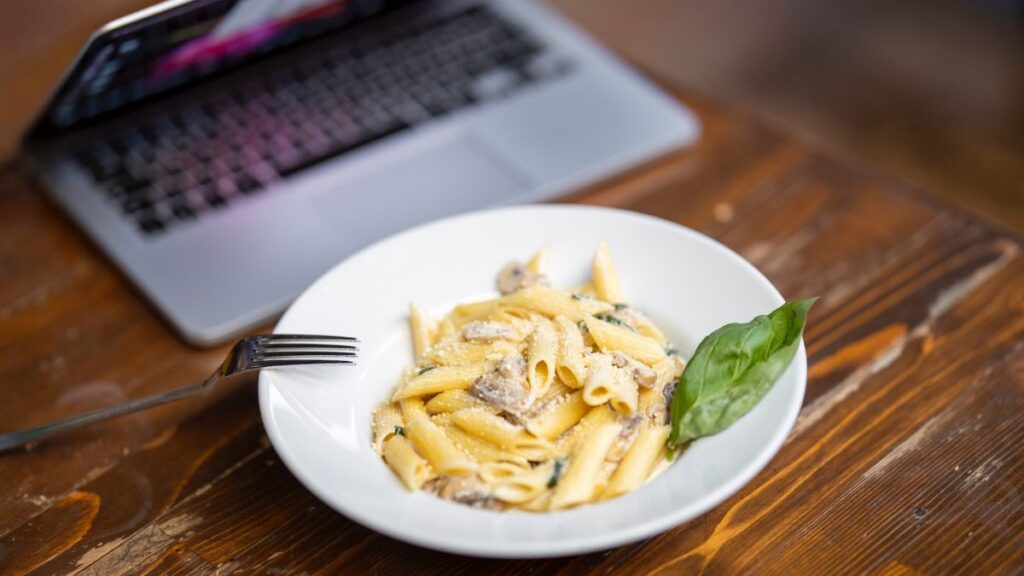 Pasta davanti al computer