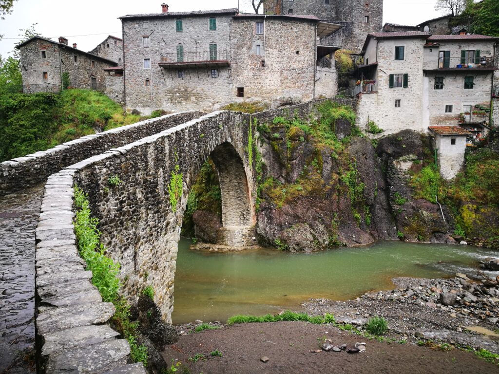 Il ponte medievale che porta al borgo di Piazza al Serchio