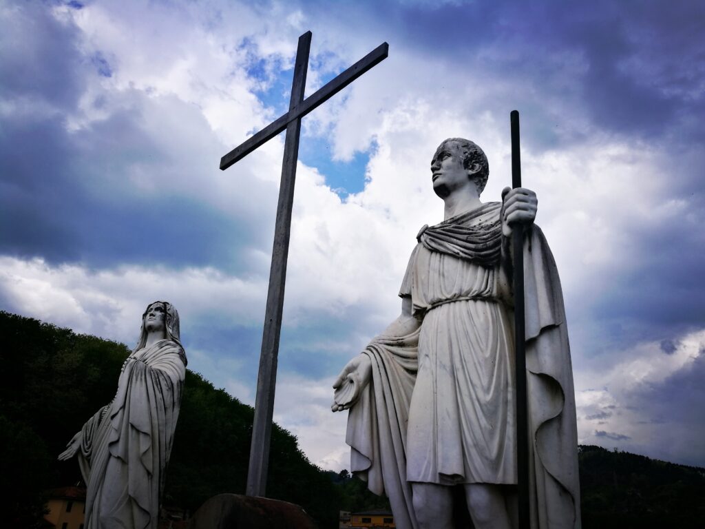 Le statue sul ponte che porta a Lucca