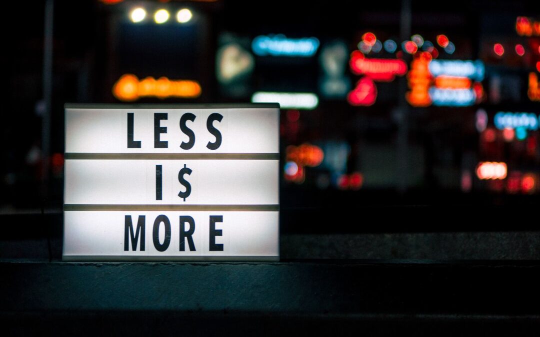 Less is more: il fascino del minimalismo nell’epoca del troppo