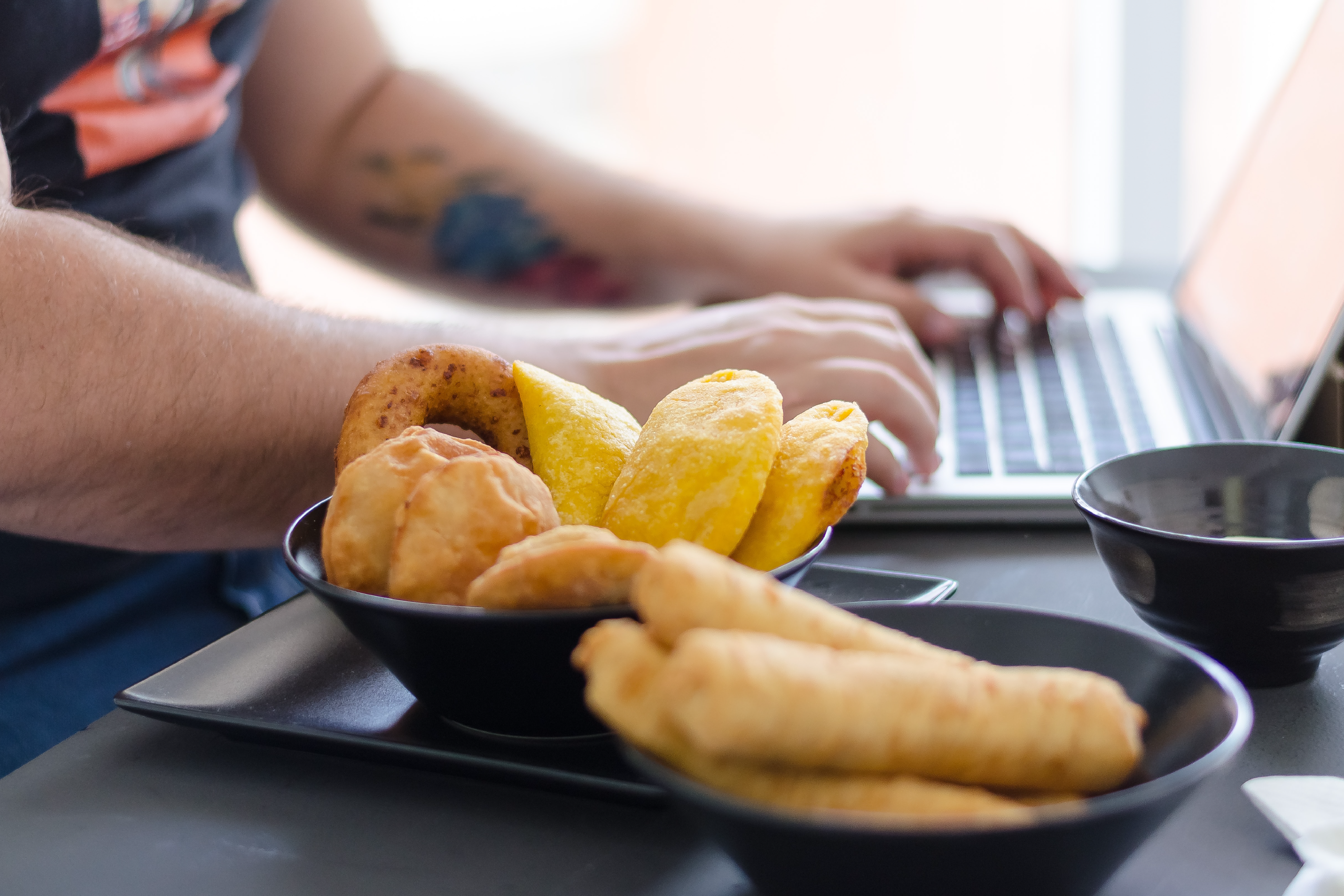 Cibi da evitare in ufficio, tutti gli alimenti da eliminare - immagine di copertina
