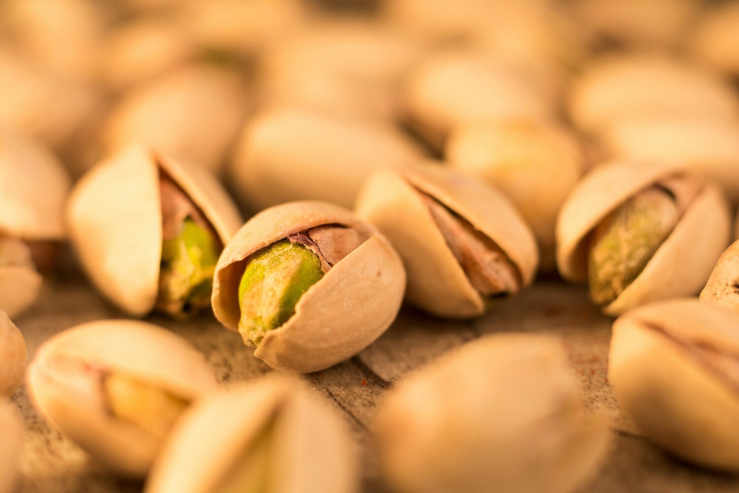 Pistacchio: scopri i benefici di questo superfood per una nutrizione naturale - immagine di copertina