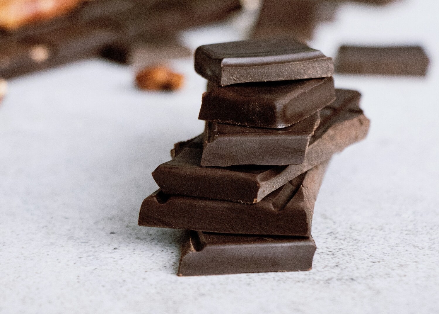 Scopri i benefici e le proprietà nutrizionali del cioccolato fondente - immagine di copertina
