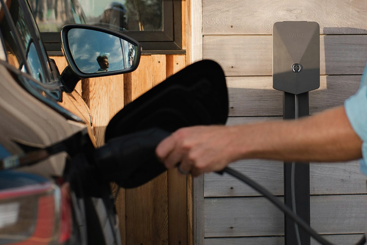 Auto elettriche: quali sono i vantaggi della colonnina domestica - immagine di copertina