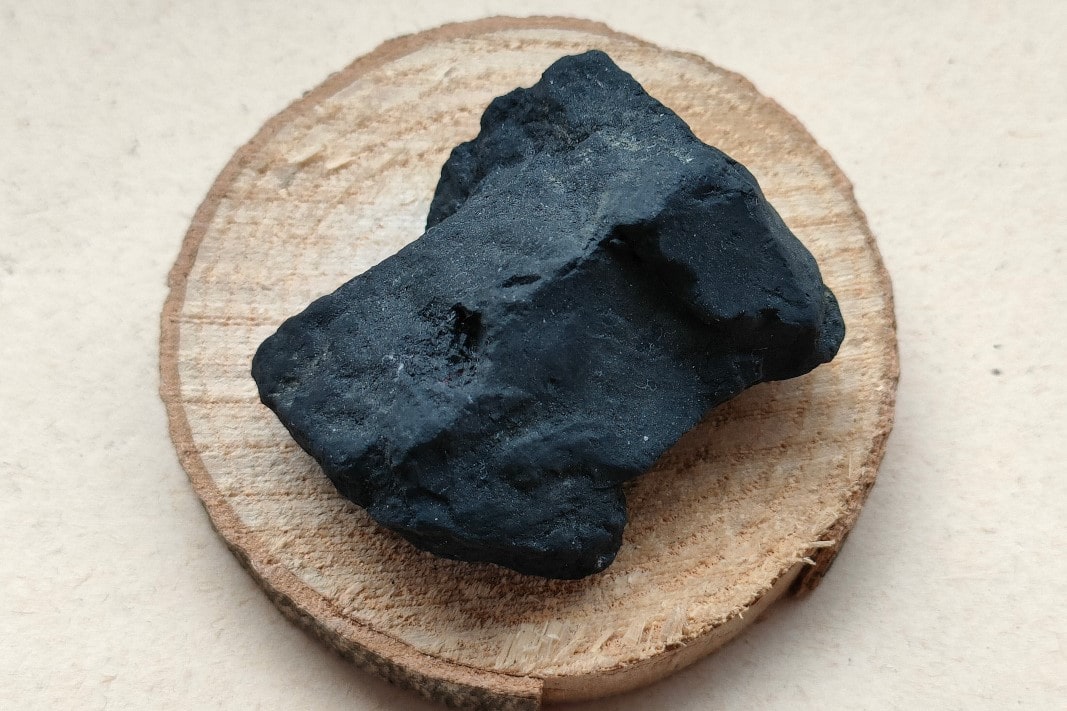 Scopri i benefici della shungite: una pietra naturale per la medicina alternativa - immagine di copertina