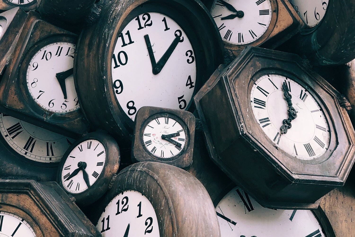 La fisica spiega perché il tempo passa più velocemente con l'avanzare dell'età - Tradotti per voi - immagine di copertina