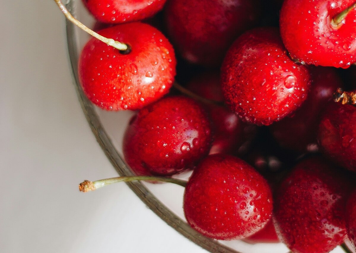 Ciliegie: scopri i benefici di questo delizioso frutto per la tua salute - immagine di copertina