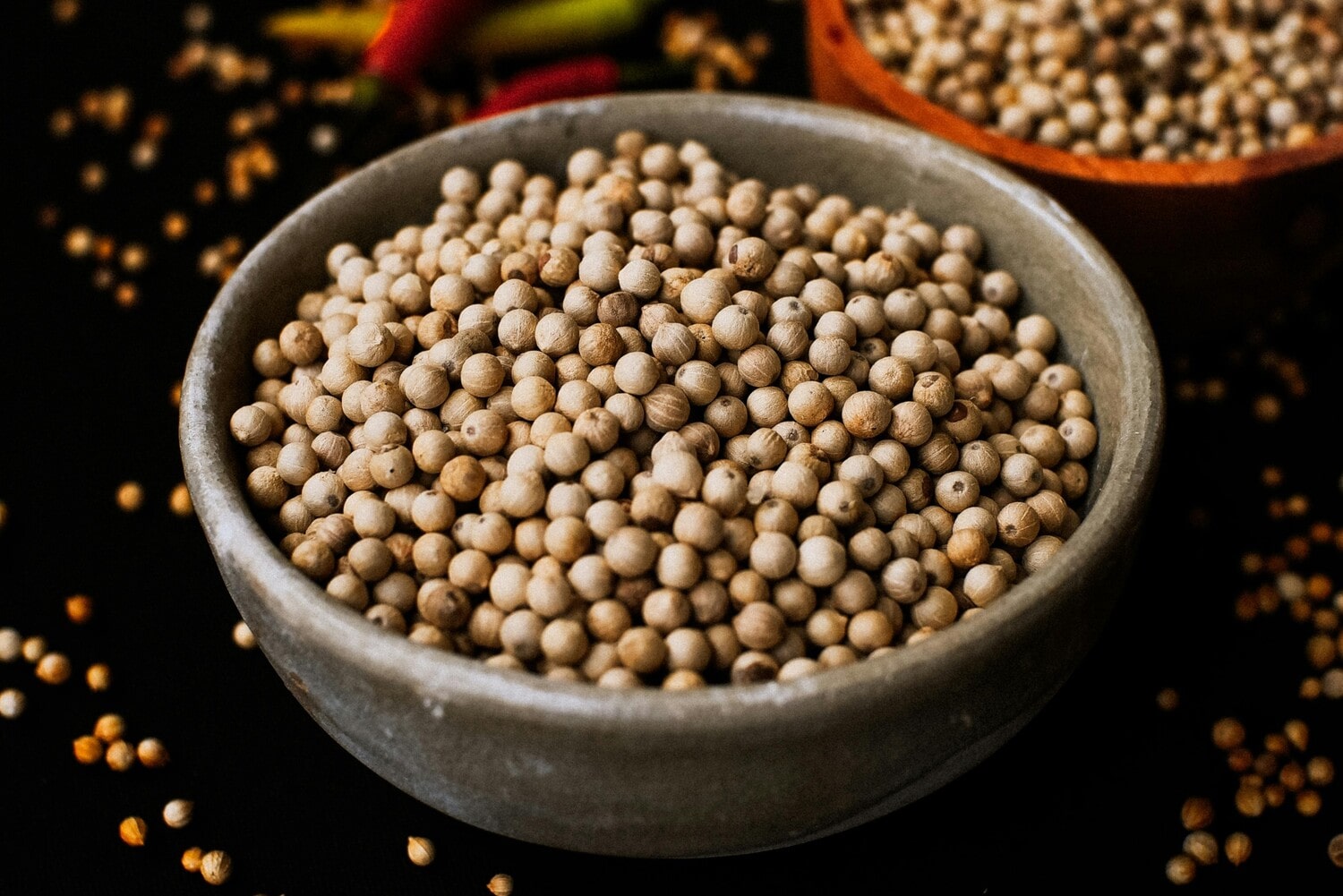 Pepe bianco: scopri i benefici e le proprietà di questo prezioso condimento - immagine di copertina