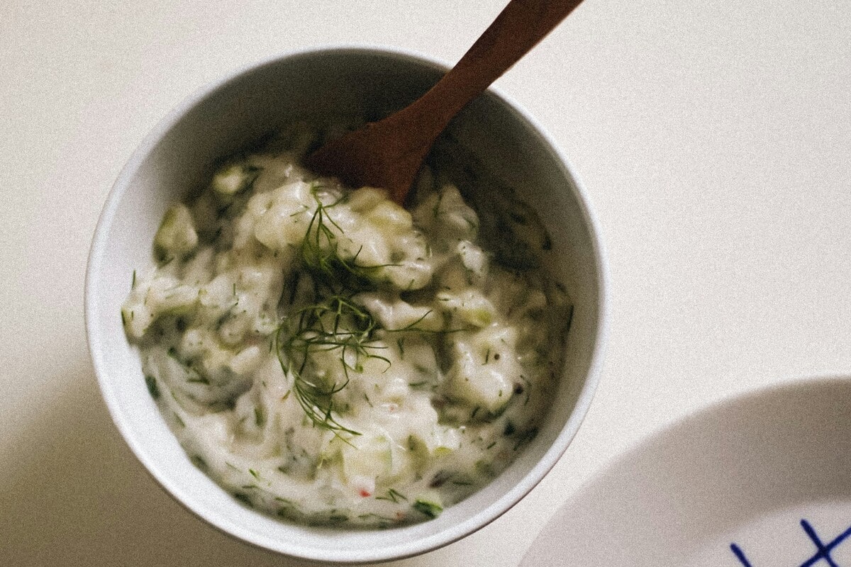 Tzatziki: la ricetta originale per preparare un delizioso condimento greco - immagine di copertina