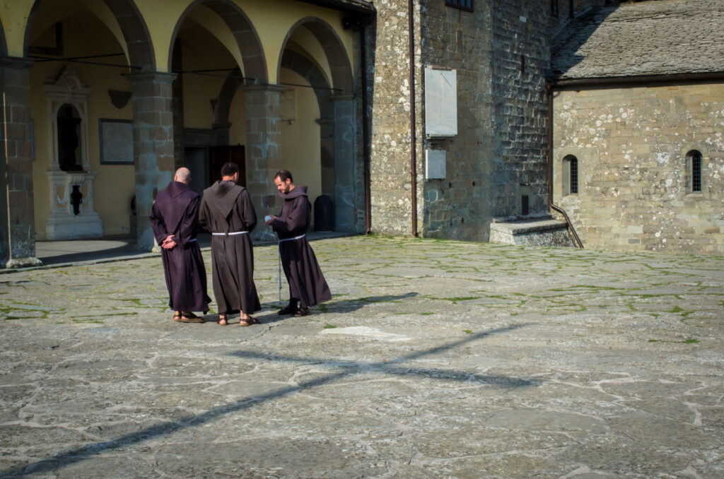 Frati sul Quadrante de La Verna