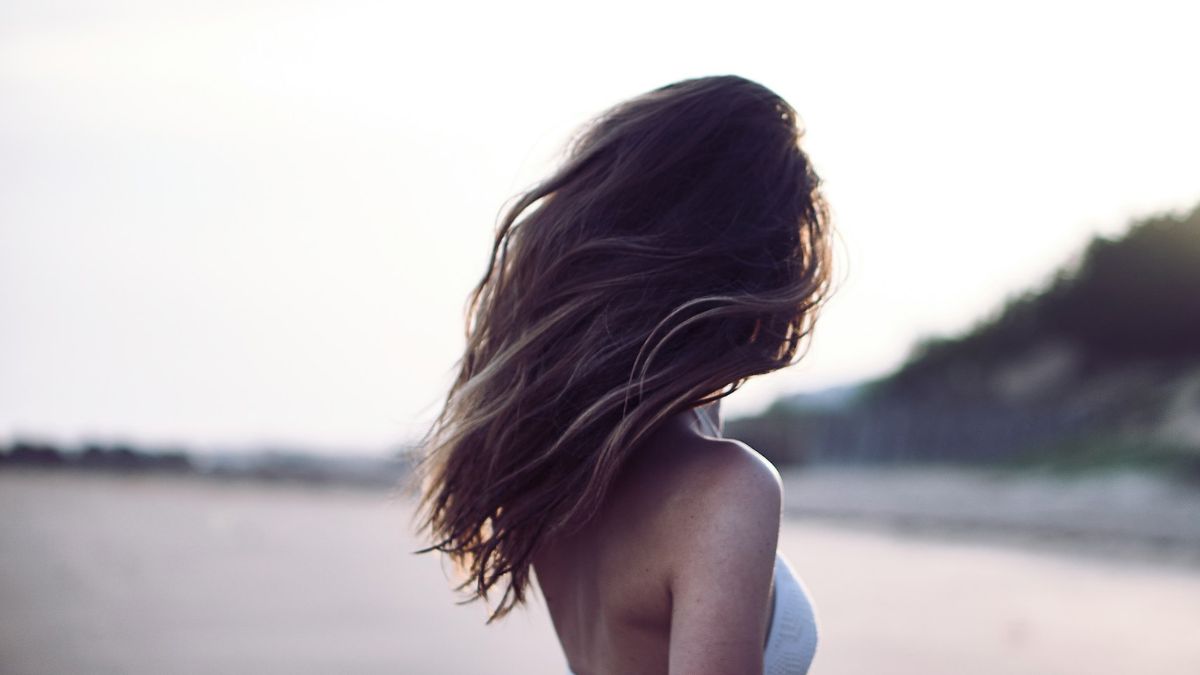 Capelli spenti e sfibrati: 3 rimedi naturali - immagine di copertina