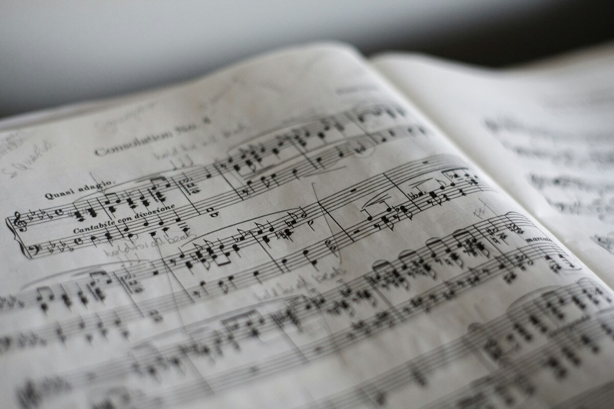 La musicoterapia: un'armoniosa cura per il benessere - immagine di copertina