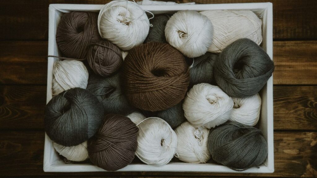 Cassetta con gomitoli