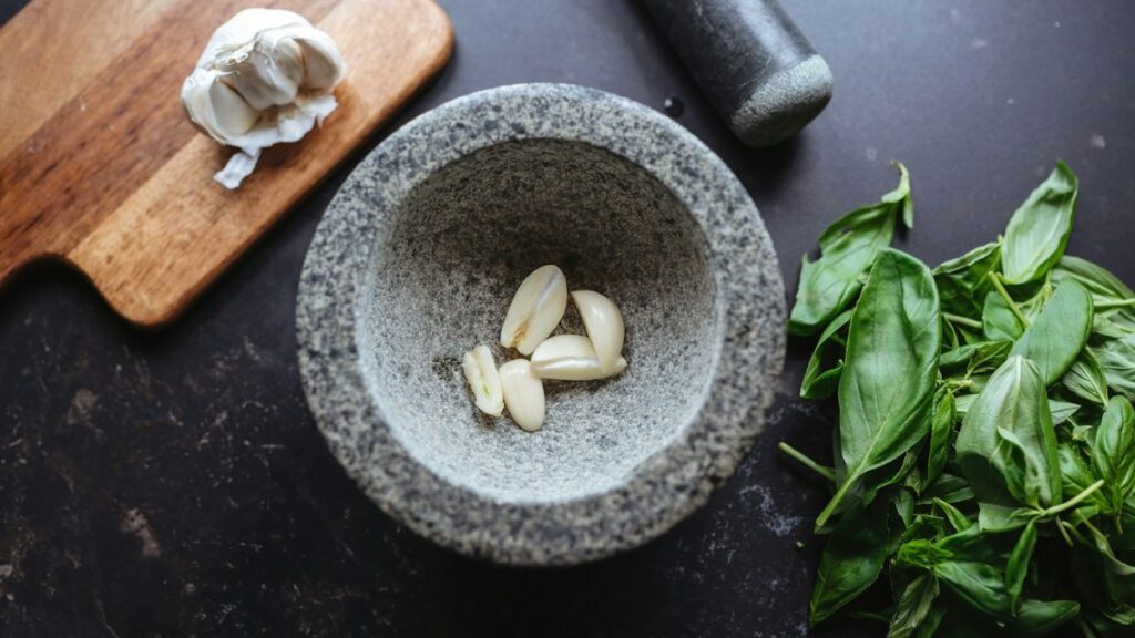 Preparare il pesto