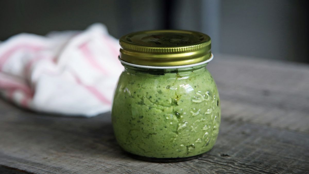 Ricette zero waste: ecco come realizzare il pesto alternativo con cibi di recupero - immagine di copertina