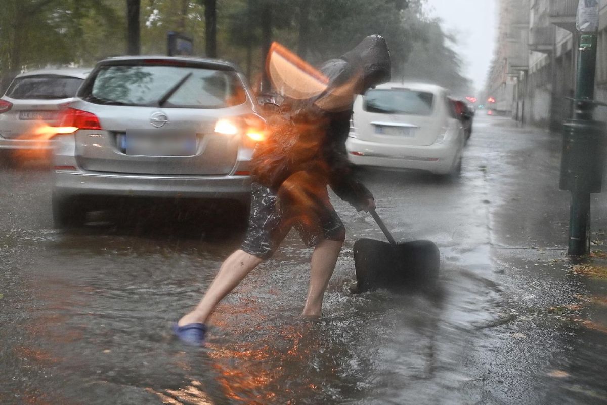 Forti precipitazioni a Roma ieri pomeriggio: in poche ore è caduta la pioggia di un mese autunnale - immagine di copertina