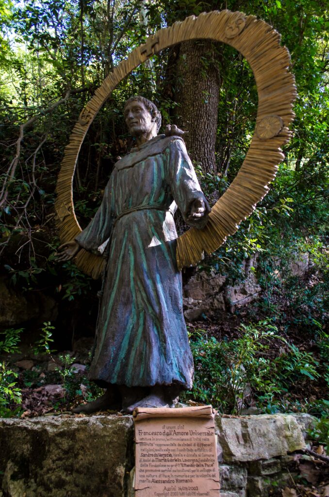 La statua di San Francesco all'Eremo delle Carceri
