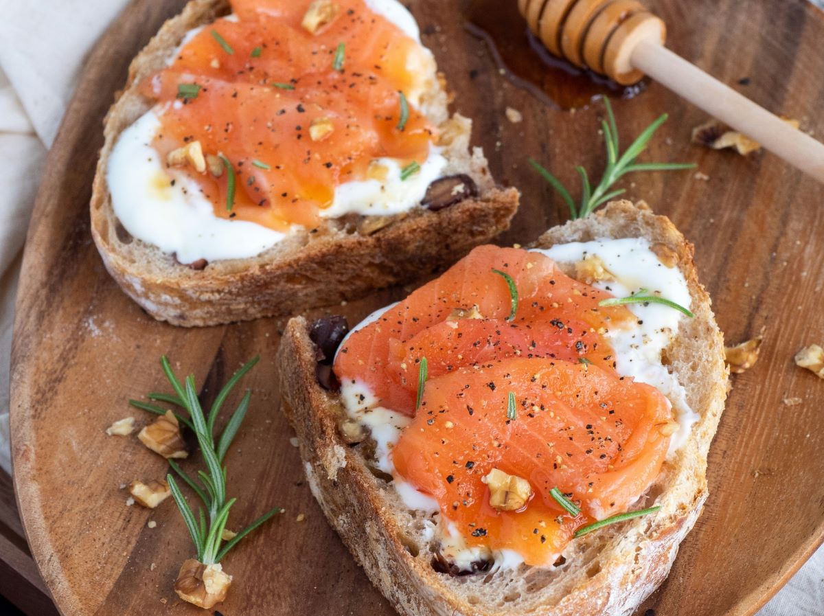 Salmone affumicato: i consigli per una scelta consapevole - immagine di copertina