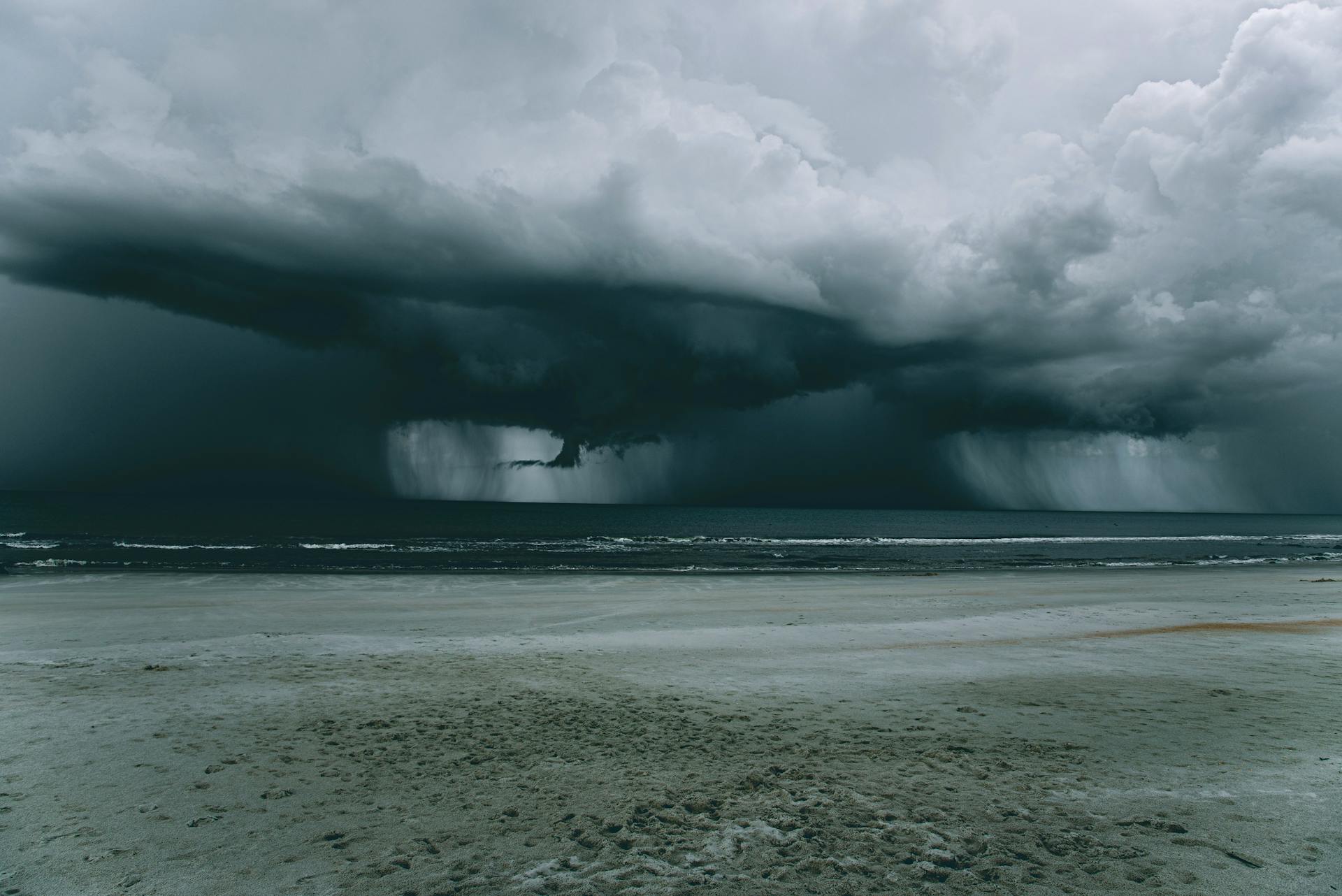 L'uragano Milton devasta la Florida: black out, case distrutte e diverse vittime - immagine di copertina