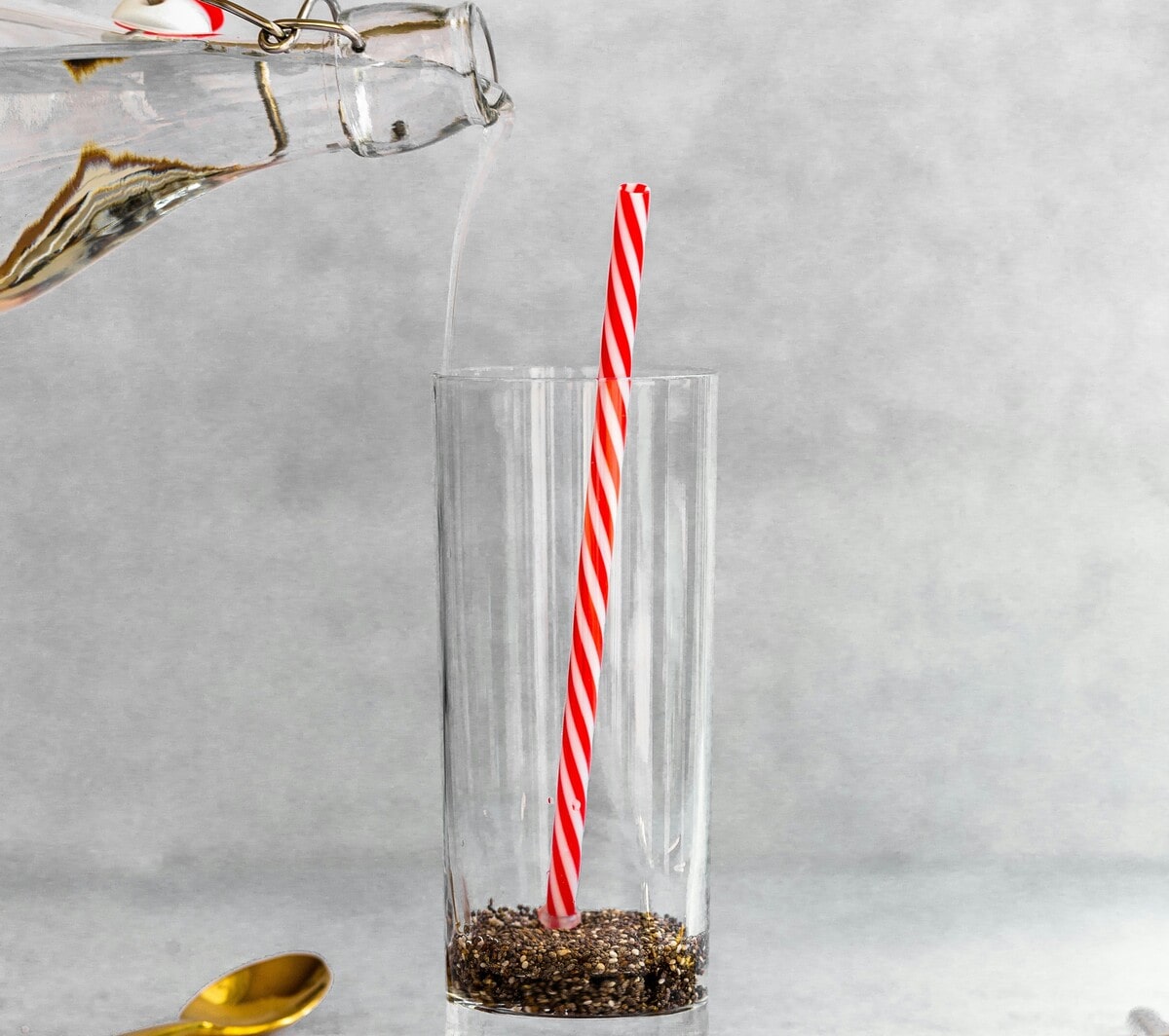 Acqua di semi di chia: il tuo alleato per un detox naturale - immagine di copertina