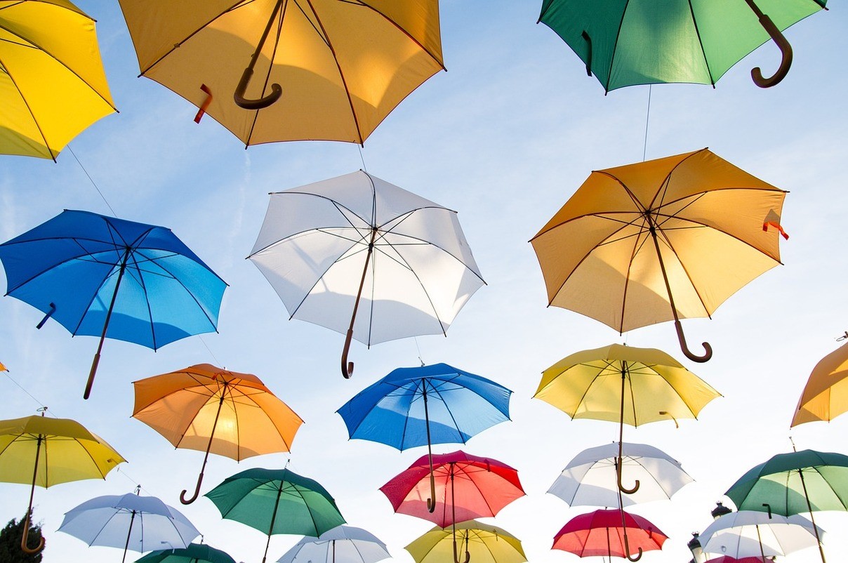 Ombrelli rotti: 12 idee geniali per riciclarli - immagine di copertina