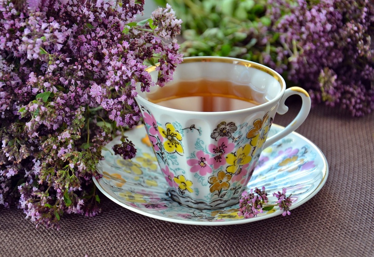 10 tisane rigeneranti per la tua pausa in ufficio - immagine di copertina