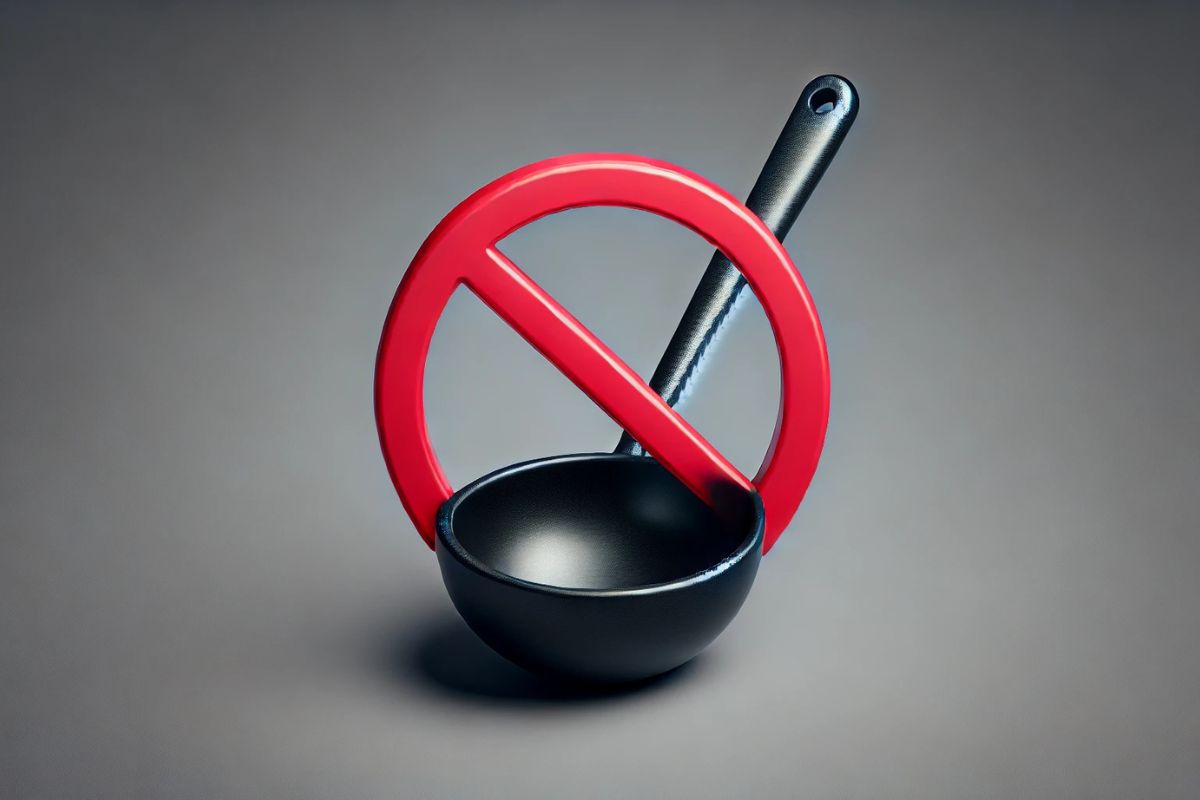 Utensili neri e altre storie: 4 oggetti da evitare assolutamente in cucina - immagine di copertina