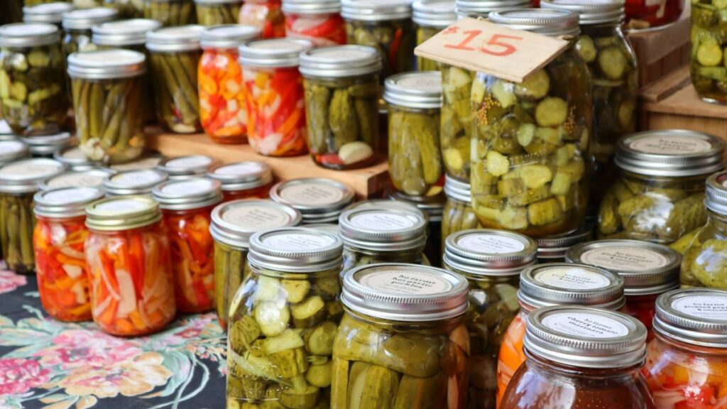 Barattoli con verdure sottaceto