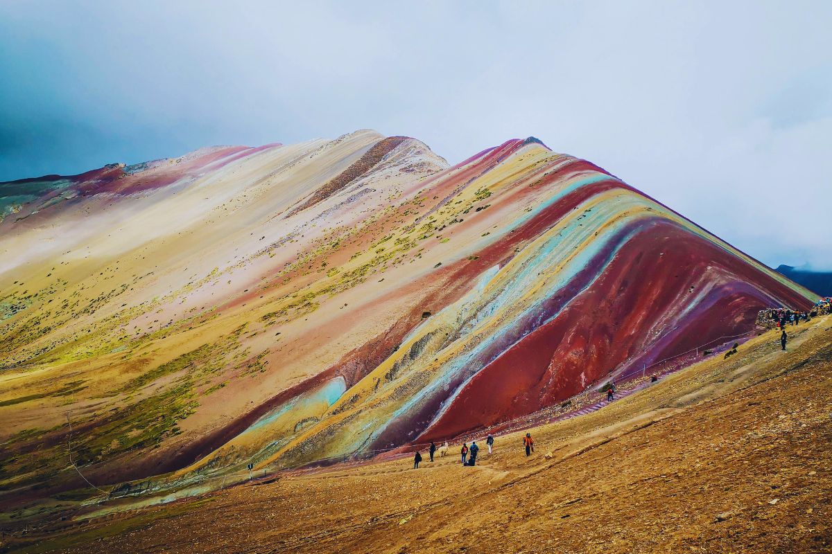 I luoghi più assurdi del mondo: Vinicunca, la montagna arcobaleno - immagine di copertina