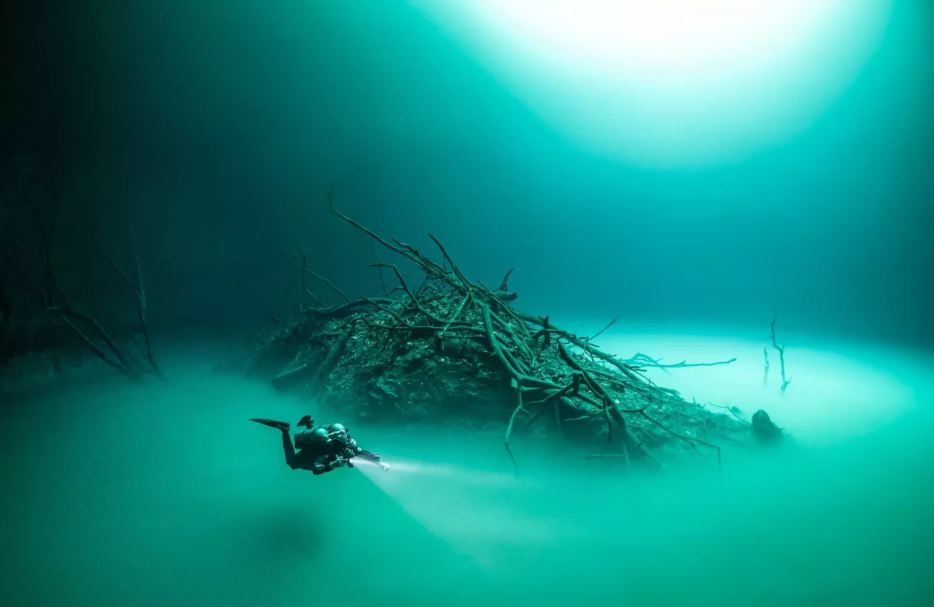 I luoghi più assurdi del mondo: il Cenote Angelita - immagine di copertina