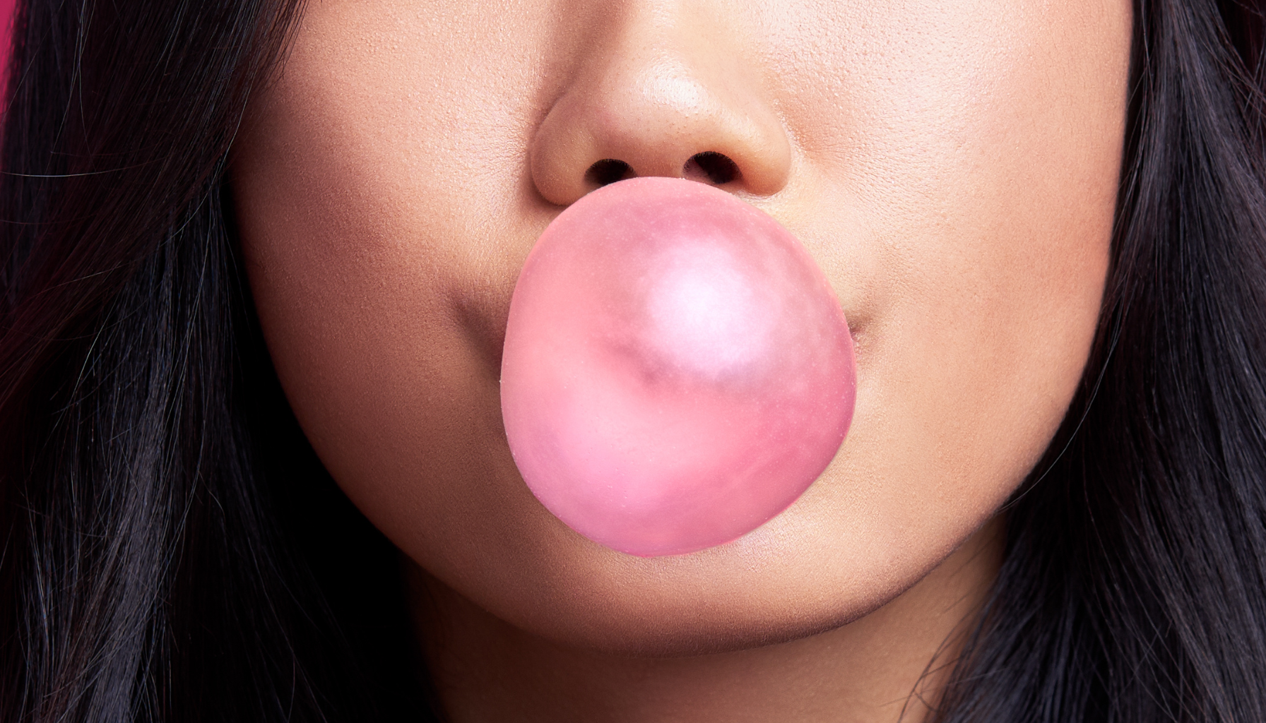 Fino a 3.000 microplastiche in 10 minuti: cosa succede davvero quando mastichiamo un chewing gum - immagine di copertina