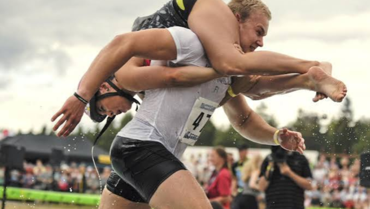 Se questo è uno sport: Wife Carrying, lo sport finlandese in cui devi trasportare tua moglie su un percorso a ostacoli - immagine di copertina