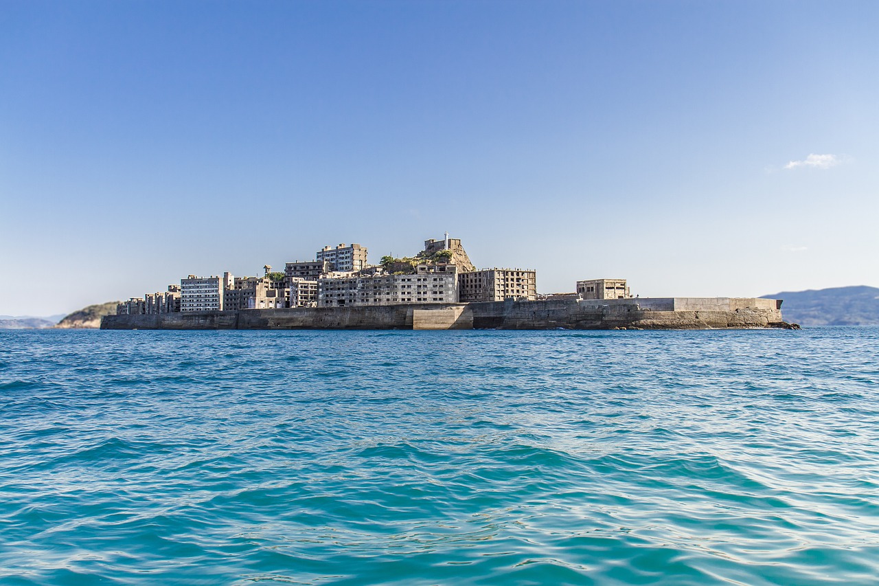 I luoghi più assurdi del mondo: Isola di Hashima - immagine di copertina