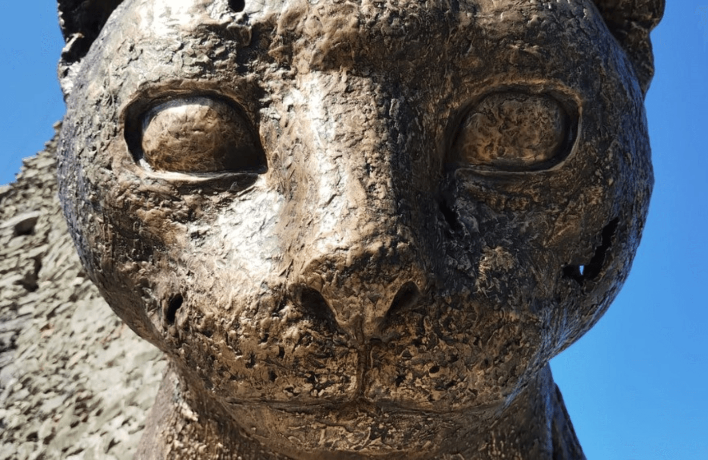 Gatto gigante di Triora: statua di bronzo in ricordo degli animali uccisi dalle Inquisizioni - immagine di copertina