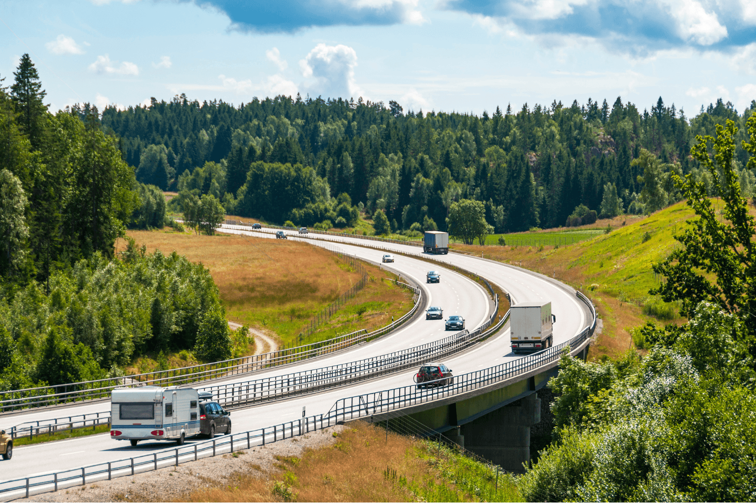 In Svezia nasce la prima strada elettrificata d’Europa: il futuro si ricarica in movimento - immagine di copertina