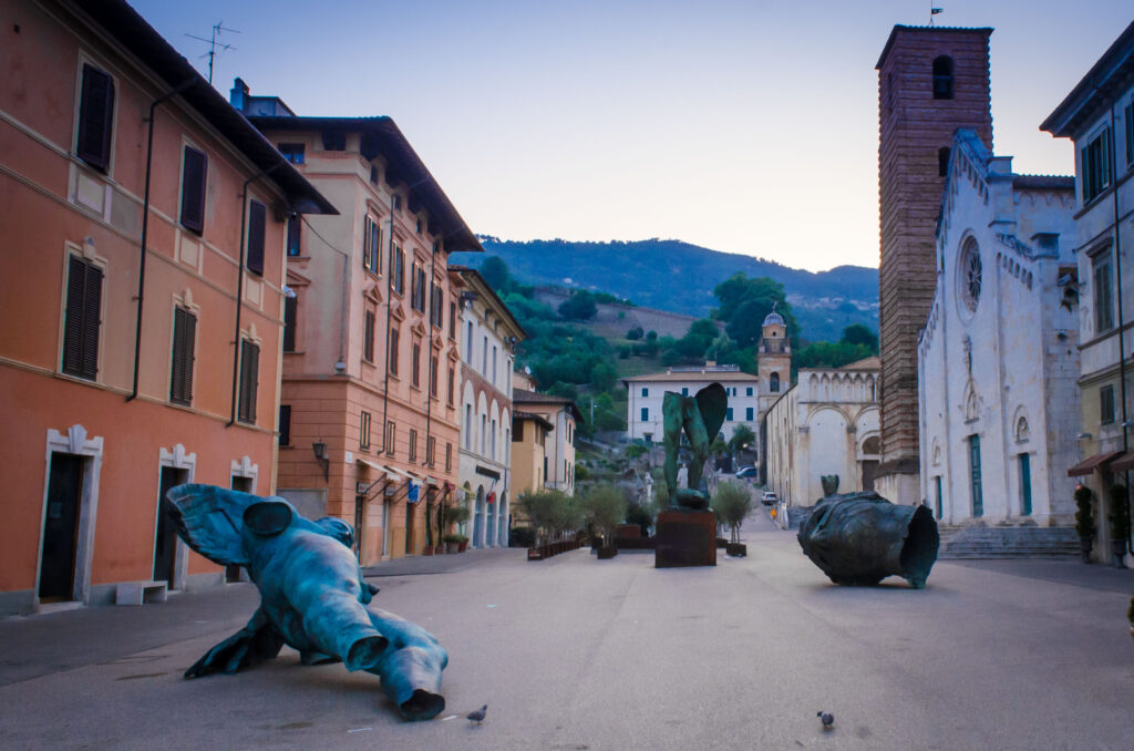 Una piazza di Pietrasanta con le sculture di Mitoraj
