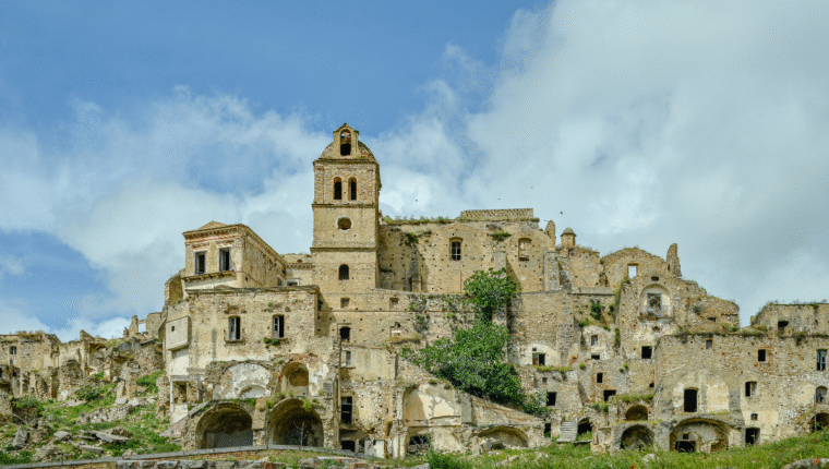 I luoghi più assurdi del mondo: Craco in Basilicata - immagine di copertina