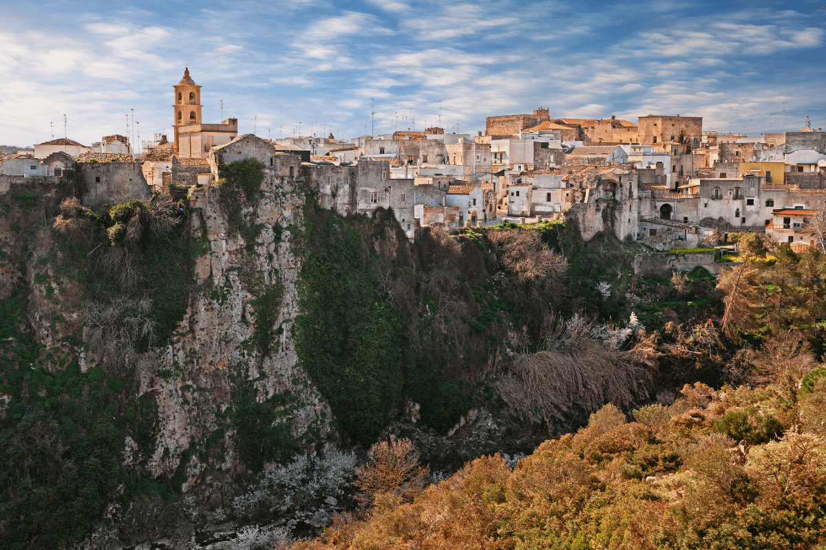 I luoghi più assurdi del mondo: Gravina di Laterza in Puglia - immagine di copertina