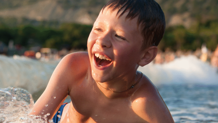 La leggenda delle 3 ore: davvero non puoi fare il bagno dopo mangiato? - immagine di copertina