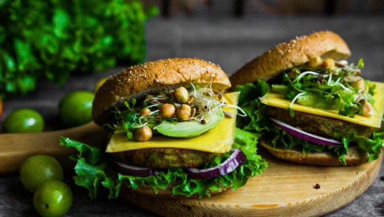 Hamburger vegano: ecco perché non dovresti mangiare quelli confezionati - immagine di copertina