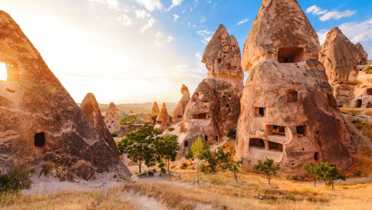I luoghi più assurdi del mondo: i Camini delle Fate in Cappadocia - immagine di copertina