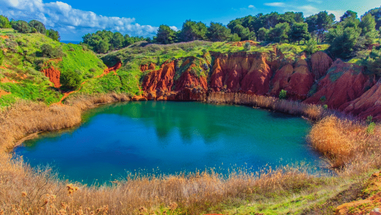 I luoghi più assurdi del mondo: la Cava di Bauxite di Otranto, in Puglia - immagine di copertina