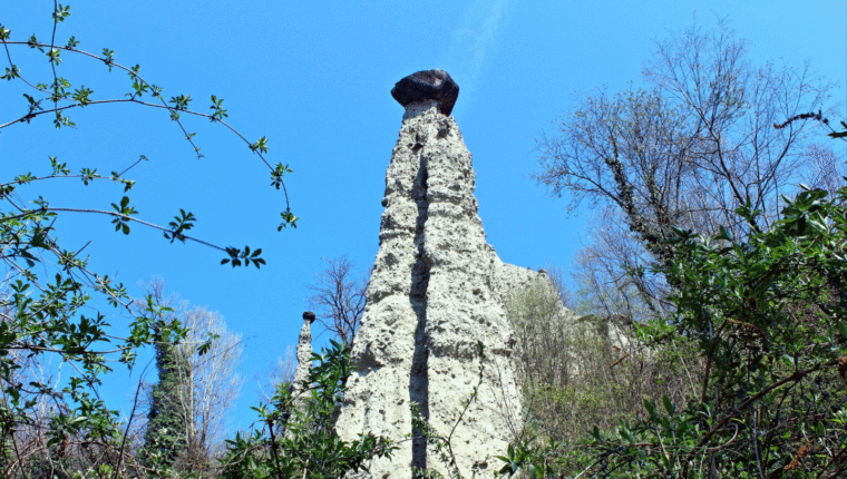 I luoghi più assurdi del mondo: le Piramidi di Zone, in Lombardia - immagine di copertina
