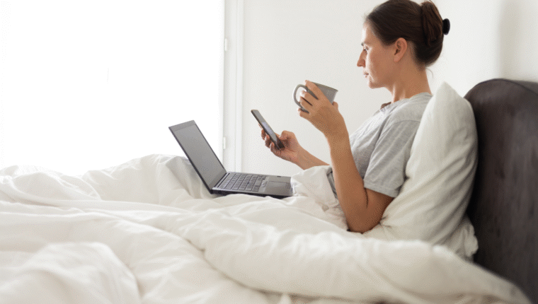 Bed rotting: perché sempre più persone restano a letto per ore - immagine di copertina