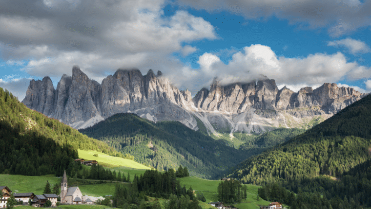 Overtourism sulle Dolomiti: un equilibrio fragile da proteggere - immagine di copertina