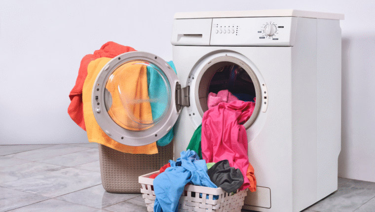 Piccola guida per non rovinare i tuoi vestiti per colpa di lavaggi sbagliati - immagine di copertina