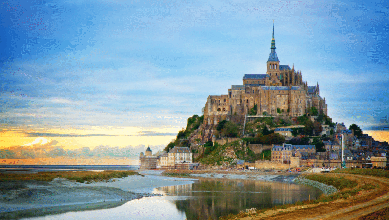 I luoghi più assurdi del mondo: Mont Saint-Michel, in Francia - immagine di copertina
