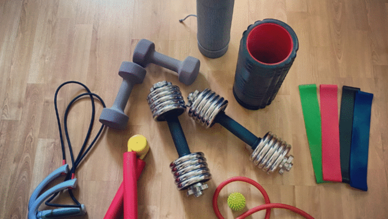 8 allenamenti da fare in casa quando non hai voglia di andare in palestra - immagine di copertina